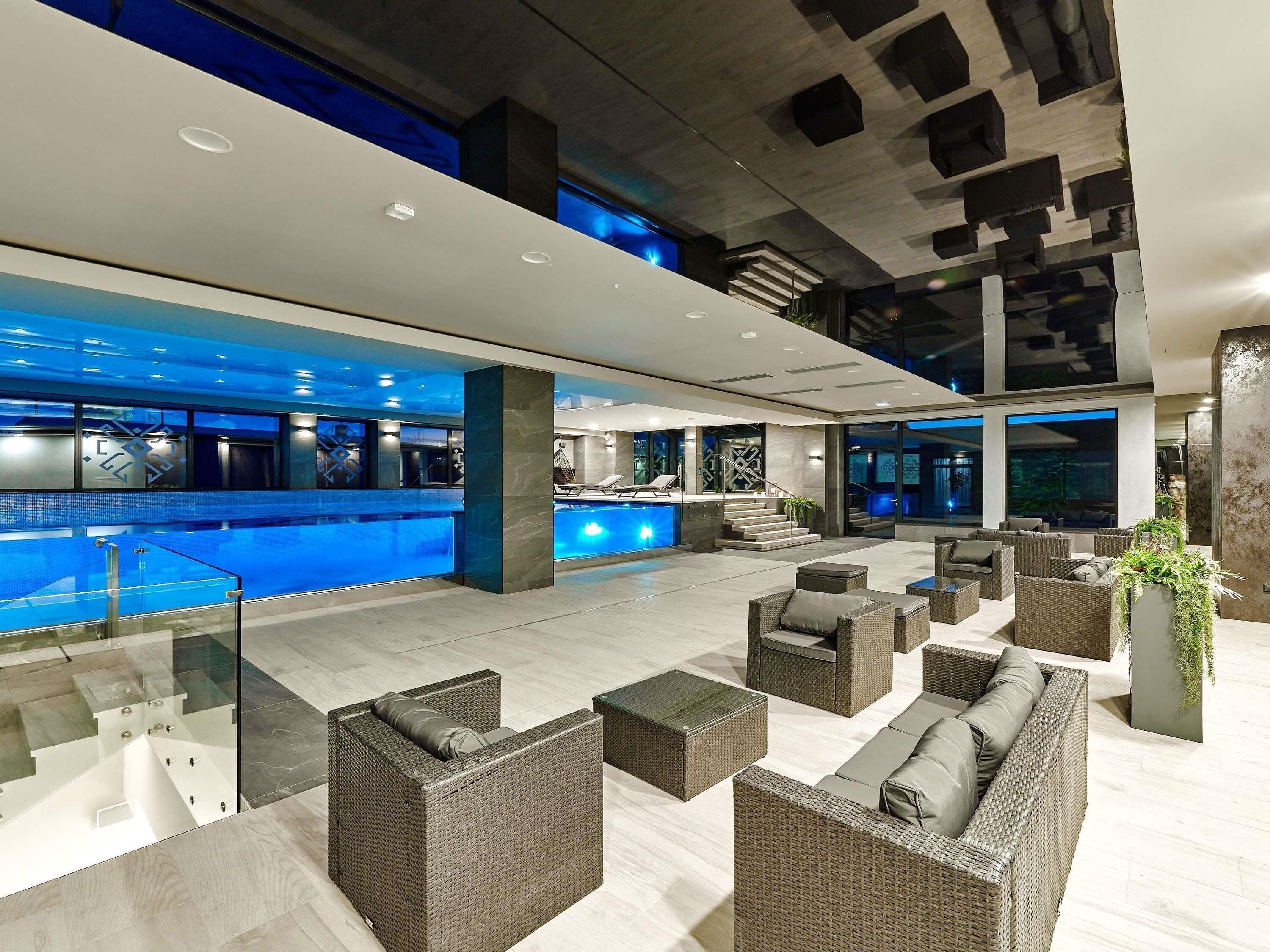 Piscine couverte, cabanons gratuits, chaises longues