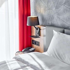 Camera familiare | Biancheria da letto ipoallergenica, una scrivania, tende oscuranti