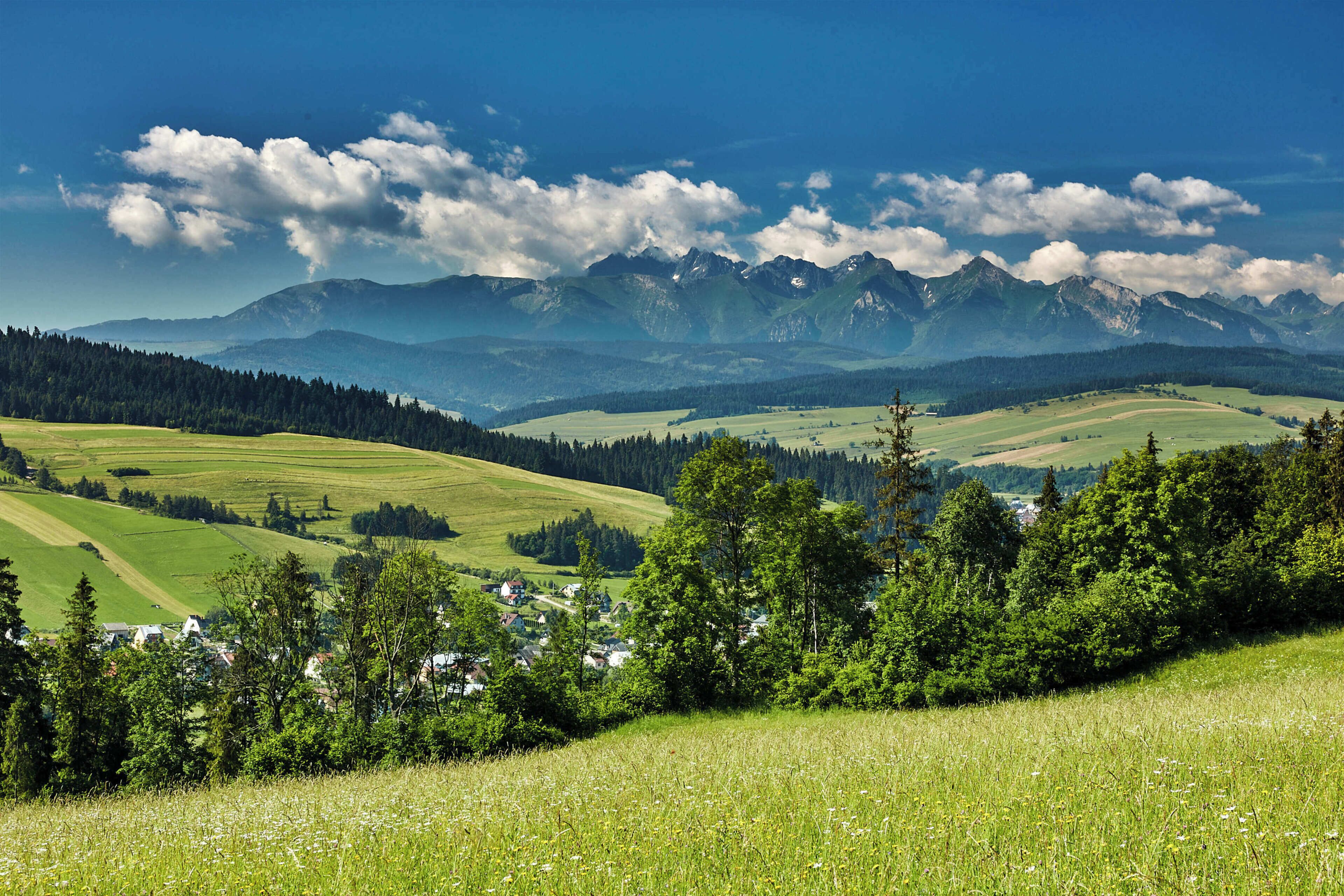 Un paesaggio montuoso con un villaggio immerso nella valle.