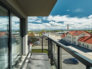 Quarto família | Roupas de cama antialérgicas, escrivaninha, cortinas blackout