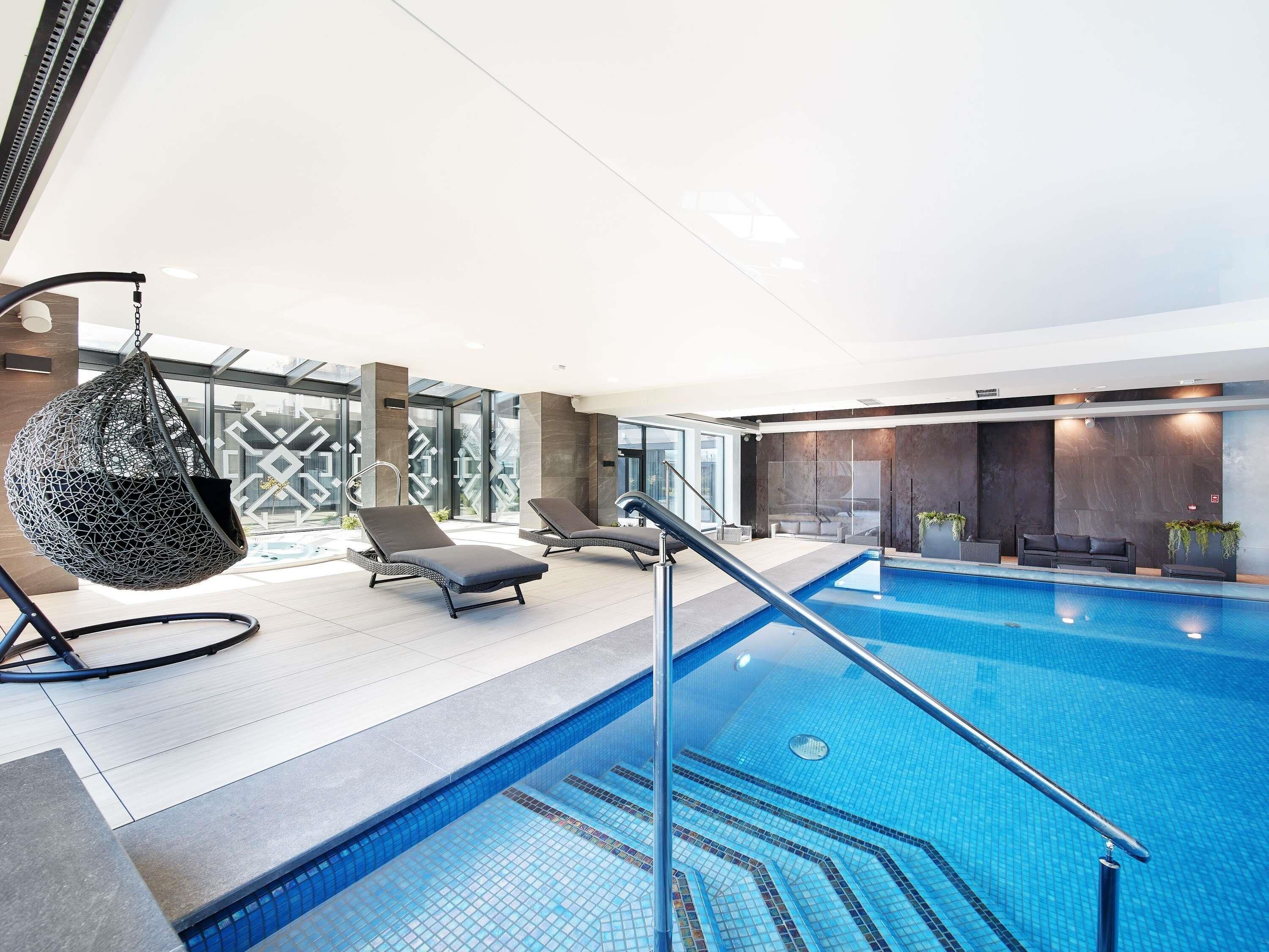 Piscina interna, funciona das 7h às 22h, barracas de cortesia