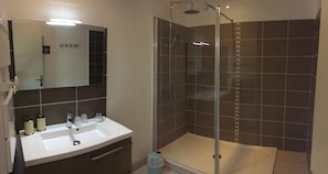 Habitación doble, Terraza, vista al jardín (Safari) | Baño | Regadera, regadera tipo lluvia, amenidades de baño gratuitas
