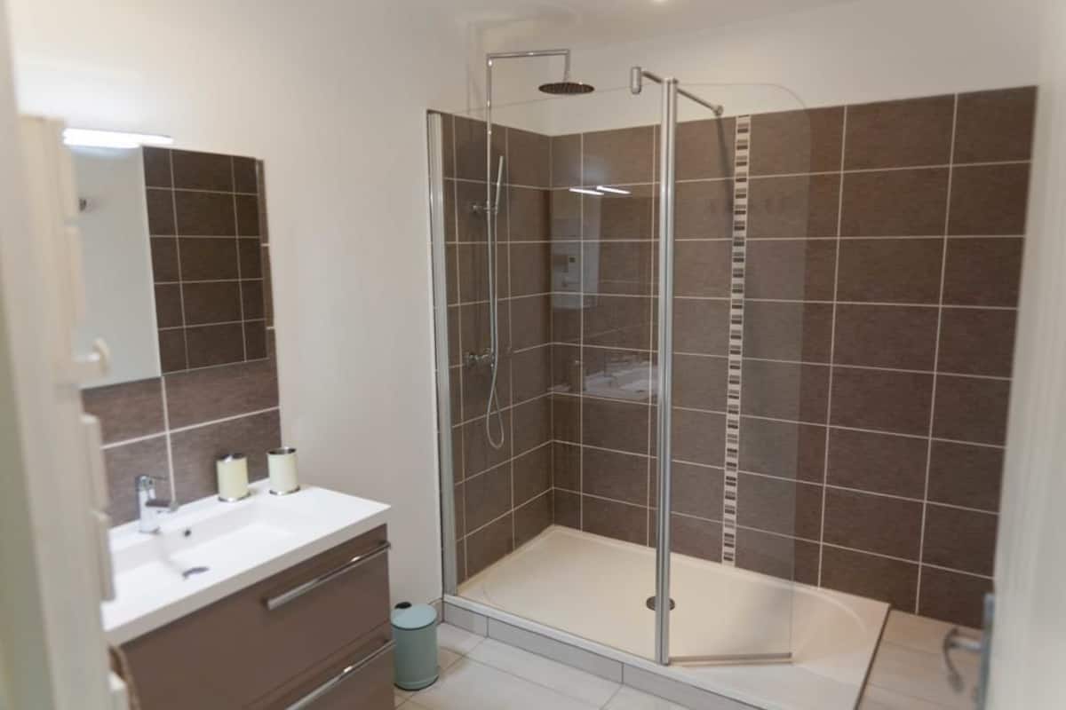 Chambre Double, terrasse, vue jardin (Zen) | Salle de bain | Douche, douche à « effet pluie », articles de toilette gratuits