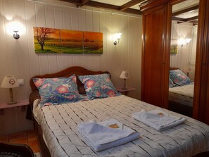 Basic Single Room, 1 Double Bed | Blackout drapes, iron/ironing board, free WiFi, bed sheets - Le Clos des Epinettes (Angé)