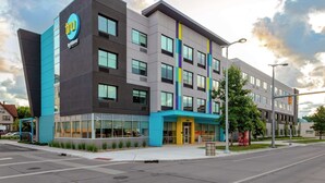 Un edificio moderno con un llamativo logo 'tru', grandes ventanales y un exterior bien cuidado.