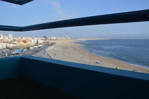 Un paisaje urbano costero con playa, edificios y cielo despejado.