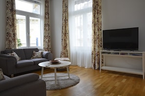 Fernseher, DVD-Player, Bücher, Stereoanlage