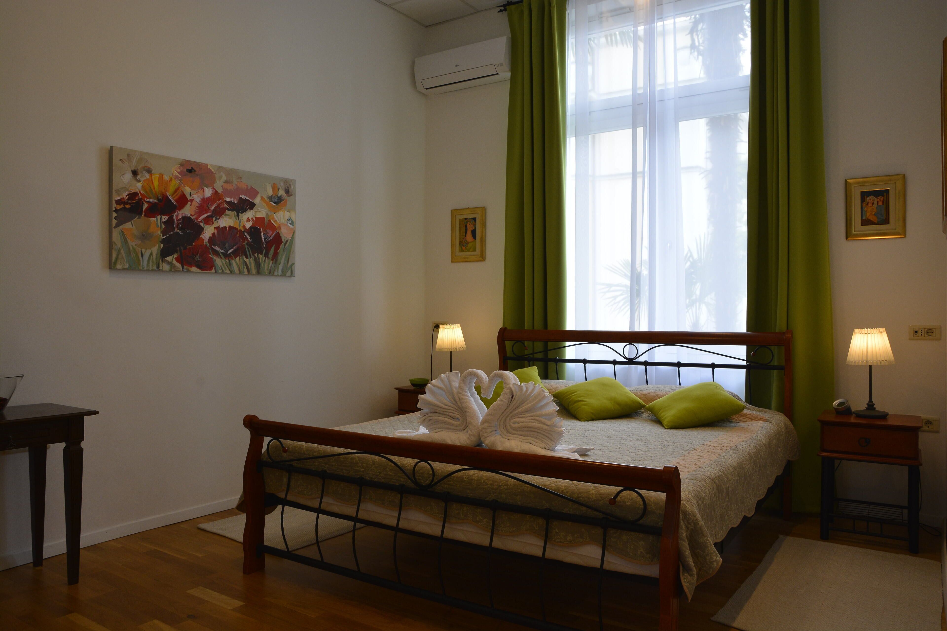 2 Schlafzimmer, Zimmersafe, Schreibtisch, schallisolierte Zimmer