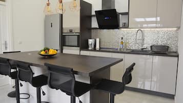 Fridge, oven, stovetop, dishwasher