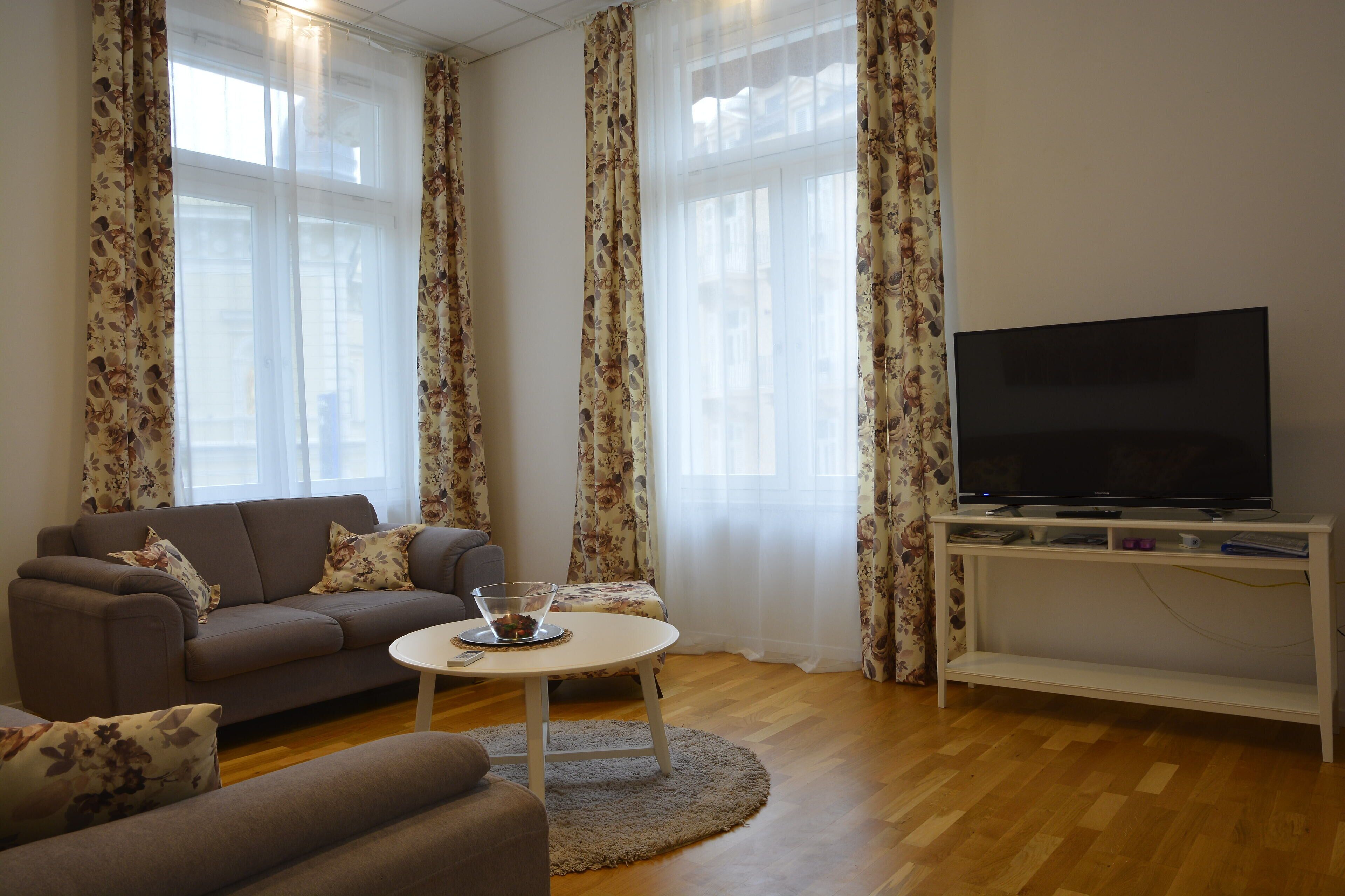 Fernseher, DVD-Player, Bücher, Stereoanlage