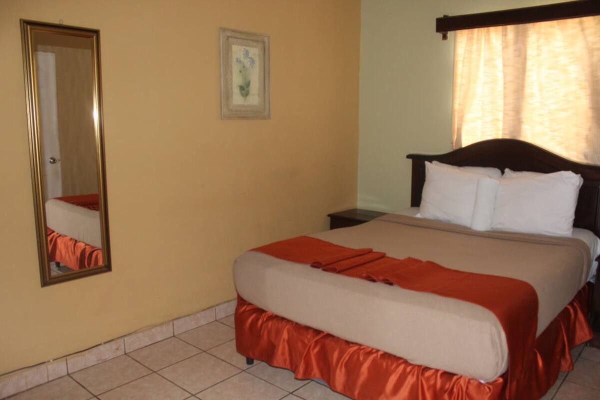 Quarto casal ou duplo, 1 cama de casal, para não fumantes | Ferros/tábuas de passar roupa, Wi-Fi de cortesia, roupa de cama