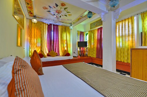 A.C. room with swimming pool (cool,chill, relax)