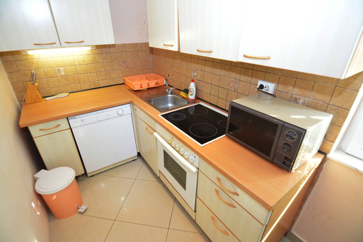 Appartamento Comfort, vista mare | Cucina privata | Frigorifero, piano cottura, pentole/stoviglie/utensili