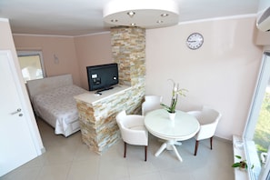 Basic Studio, Sea View | Living area | LCD TV - Apartments NENA (Tivat)