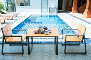 Outdoor pool, sun loungers - Coconut  Grove Hotel Samui - Hostel (Koh Samui)