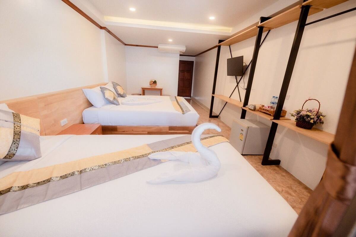 Deluxe Room | Blackout drapes, WiFi (free), bed sheets