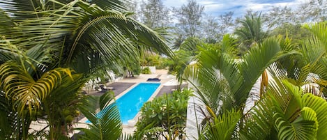 Habitación superior, balcón, vistas a la piscina | Balcón