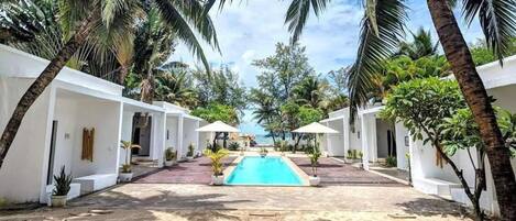 Ulkouima-allas, aurinkovarjoja, aurinkotuoleja