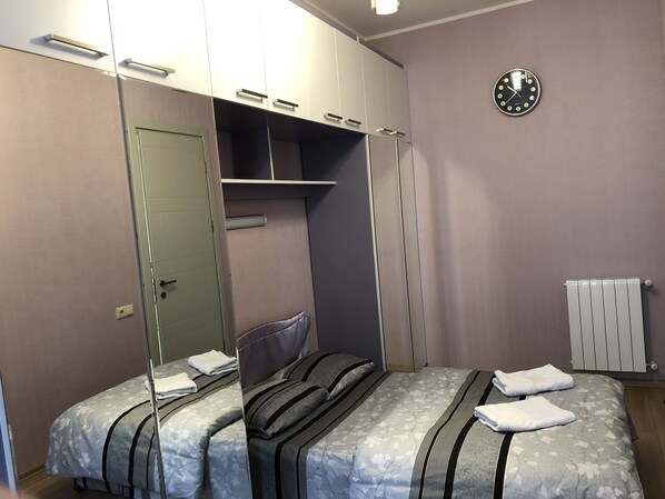 2 bedrooms, iron/ironing board, Internet, bed sheets