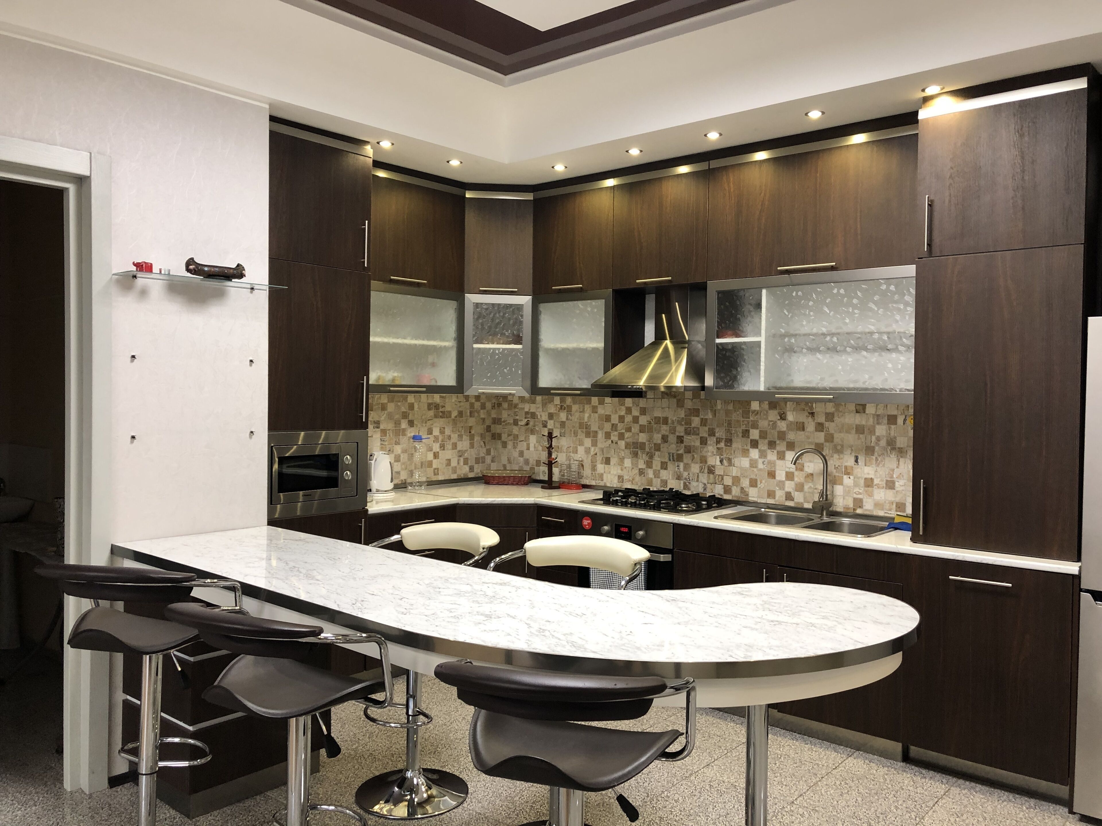 Mikrobølgeovn, kaffetrakter/tekoker og kaffekvern