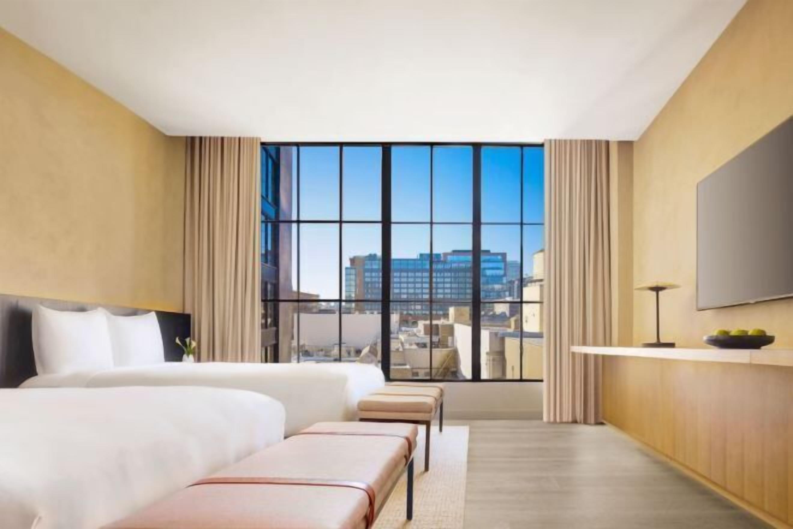 Cassaforte in camera, una scrivania, postazione laptop, tende oscuranti