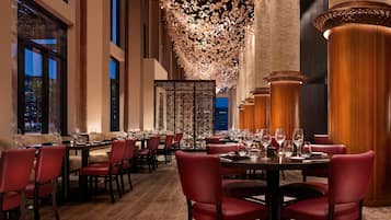 2 restaurantes, se sirve cena