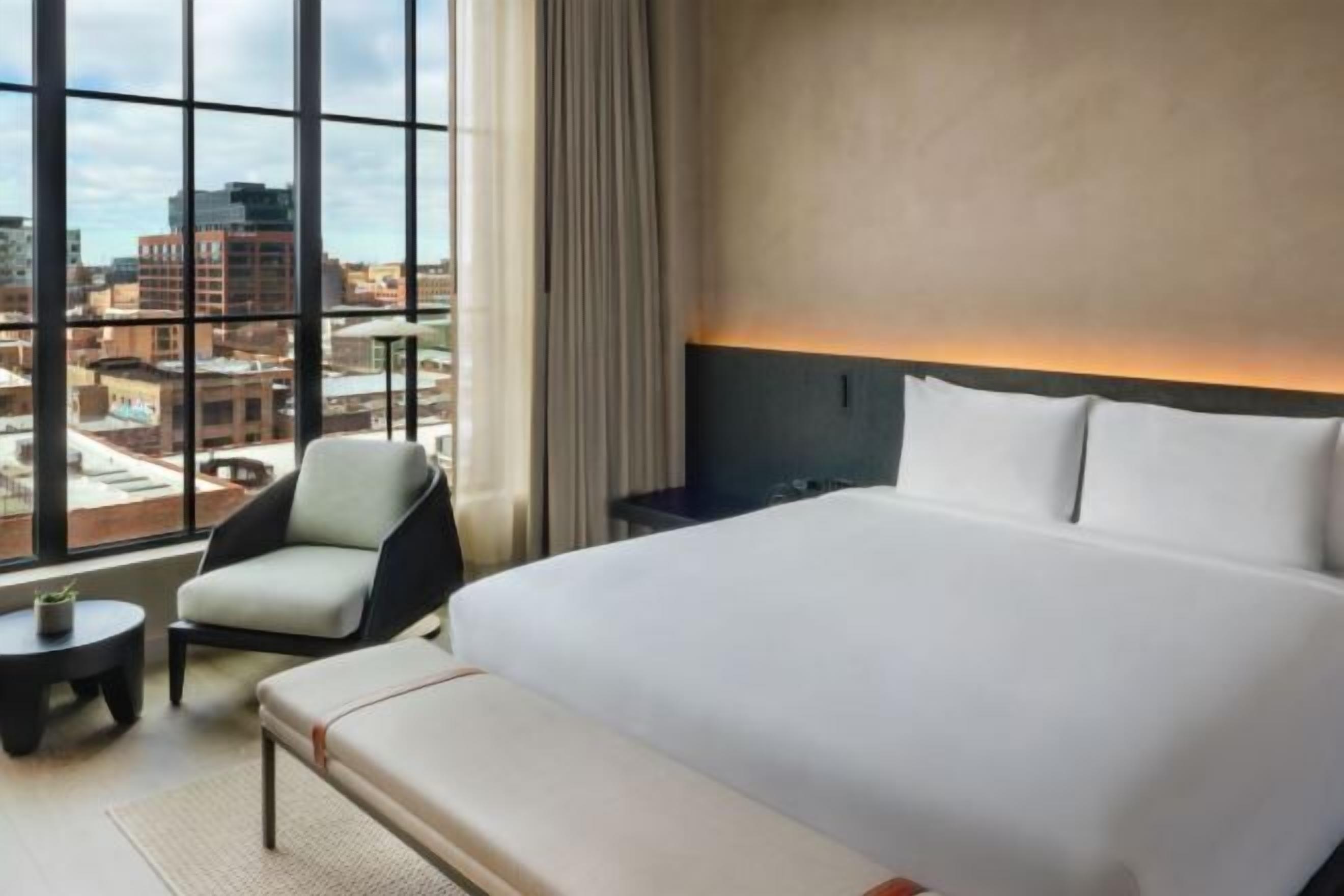 Cassaforte in camera, una scrivania, postazione laptop, tende oscuranti