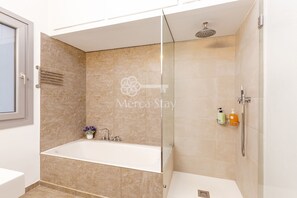 Ensemble douche/baignoire, sèche-cheveux, serviettes fournies, savon
