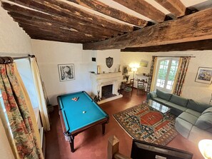 Fernseher, Kamin, Tischtennisplatte, Bücher