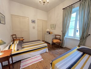 4 bedrooms, desk, iron/ironing board, travel cot