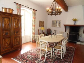 Dining - Charming house 15 min. from Carcassonne (Moussoulens)