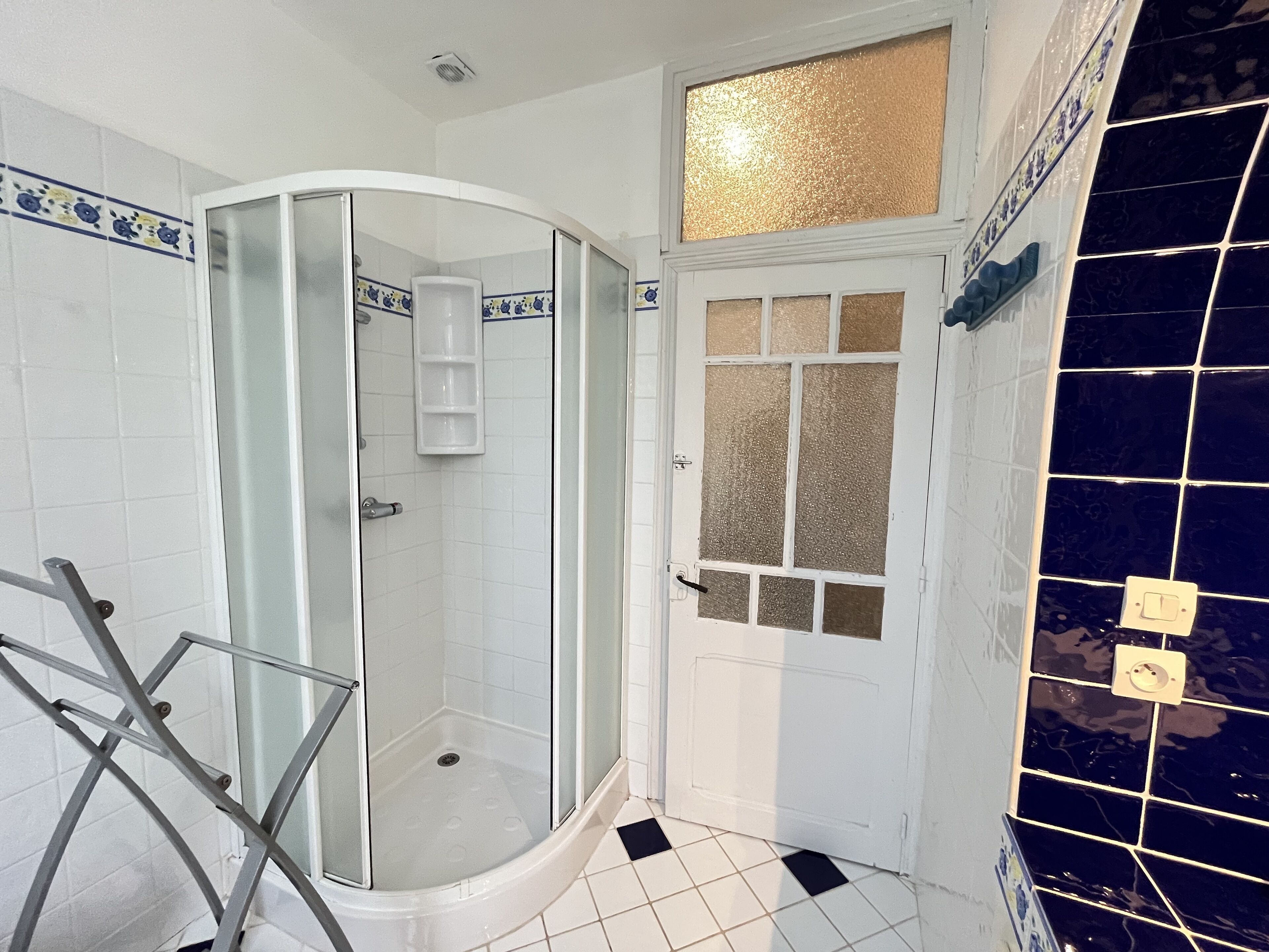 Douche, sèche-cheveux, serviettes fournies, savon