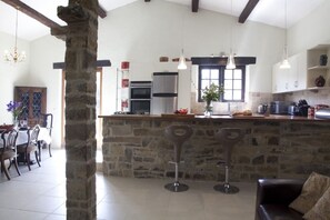 ثلاجة، ميكروويف، فرن، موقد طهي مسطح