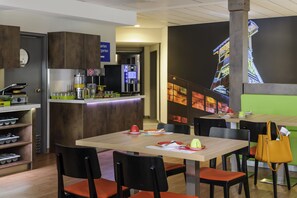 Petit déjeuner buffet (15 EUR par personne)