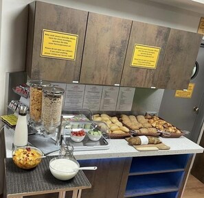 Un buffet de petit-déjeuner proposant une variété d'aliments et d'accompagnements.