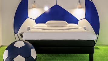 時尚四人房 (großes Familienzimmer) | 防敏寢具、書桌、遮光窗簾/窗簾、免費 Wi-Fi