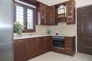 Fridge, oven, coffee/tea maker, toaster