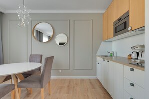 Leilighet – deluxe | Oppholdsområde | Flatskjerm-TV