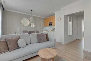 Leilighet – deluxe | Oppholdsområde | Flatskjerm-TV