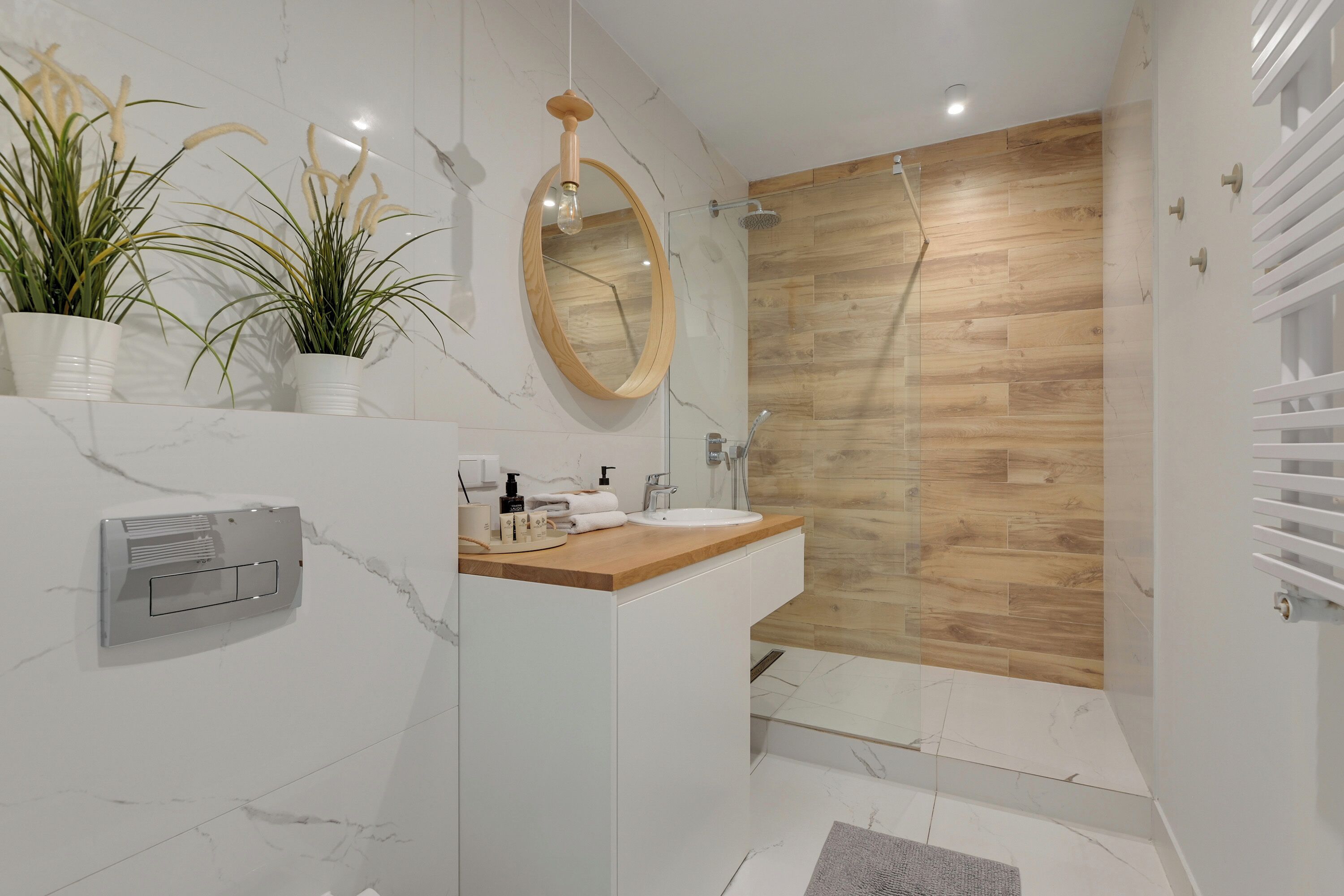 Deluxe Apartment | Bathroom | Shower, rainfall showerhead, hair dryer, towels
