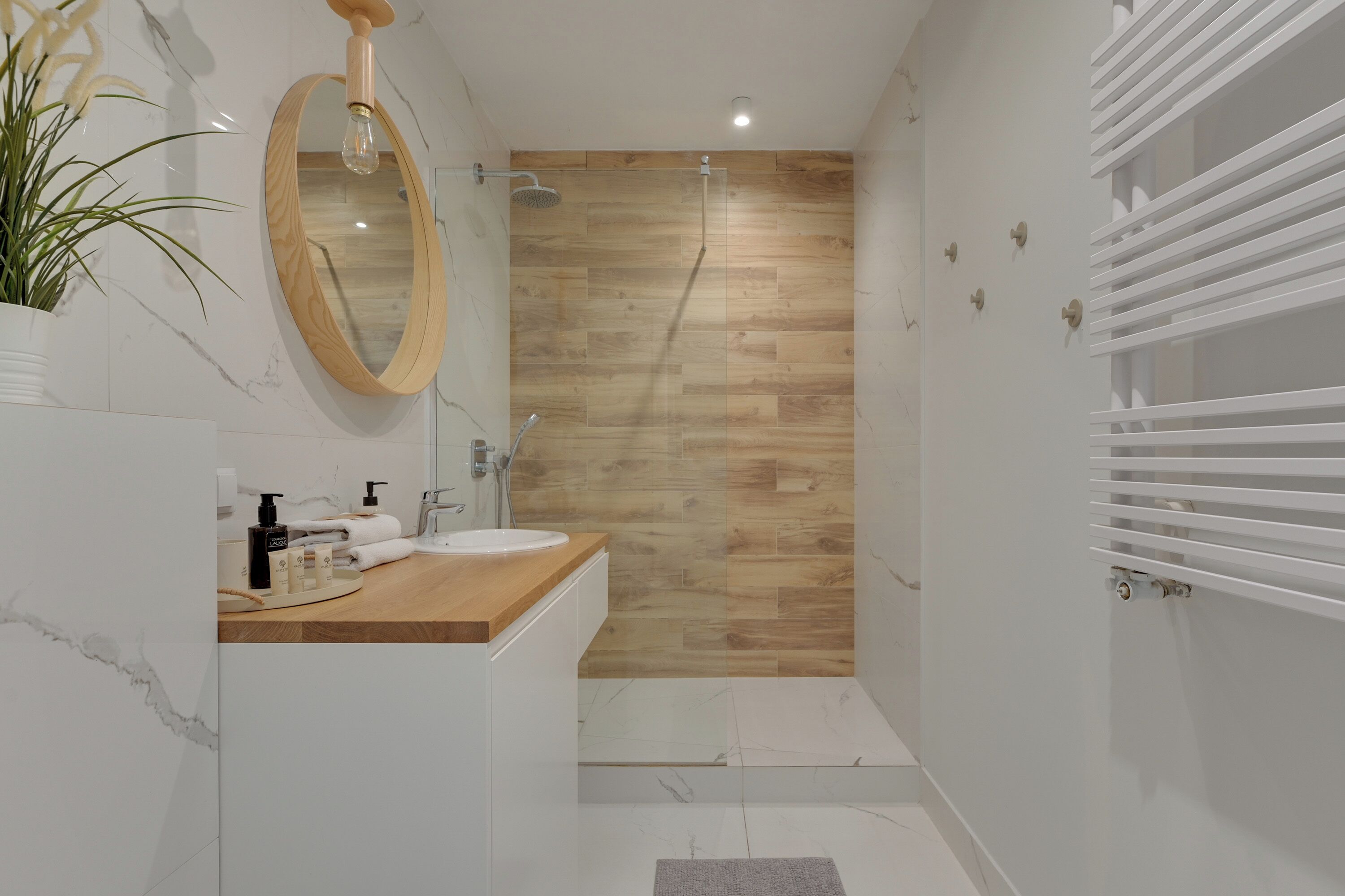 Ducha, cabezal de ducha tipo lluvia, secador de pelo, toallas