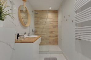 Leilighet – deluxe | Bad | Dusj, regndusjhode, hårføner og håndklær