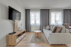 Leilighet – deluxe | Oppholdsområde | Flatskjerm-TV