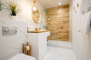 Apartament Deluxe | Bany | Dutxa, capçal de dutxa tipus cascada, assecador de cabells i tovalloles