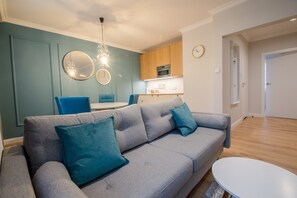 Apartament Deluxe | Sala d'estar | Televisor de pantalla plana