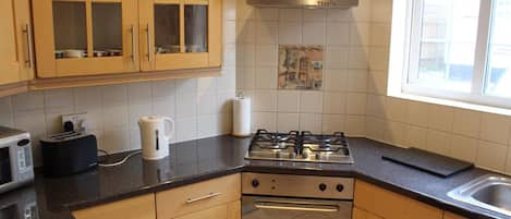 Réfrigérateur, micro-ondes, four, bouilloire électrique