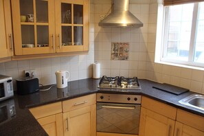 Réfrigérateur, micro-ondes, four, bouilloire électrique