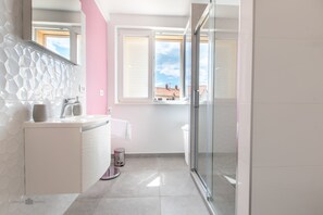 Classic Apartment, 2 Bedrooms | Bathroom | Shower, hair dryer, towels, soap - Apartman Tonci (Primosten)