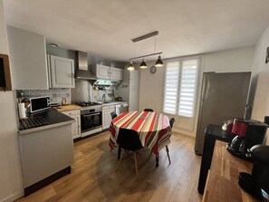 Fridge, microwave, oven, dishwasher - Individiuel House with private pool, 3 bedrooms, Wifi, near canal du midi in the village of... (PORTIRAGNES)
