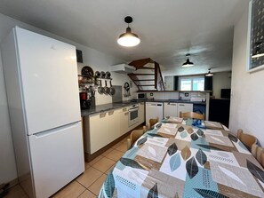 Réfrigérateur, micro-ondes, four, lave-vaisselle